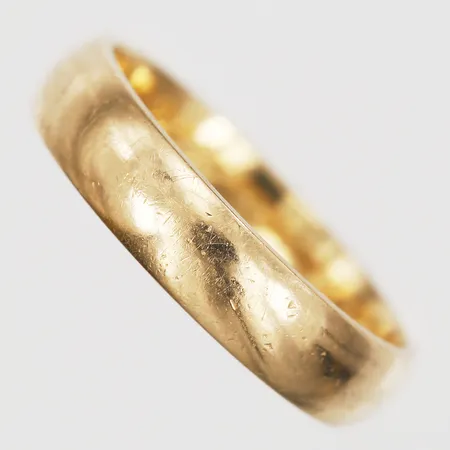 Ring slät, stl 16¾, bredd 4mm, gravyr, 18K  Vikt: 4,5 g