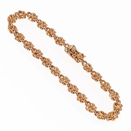 Härligt armband "dubbelknutar" i 18K guld. Det är 18,7 cm långt, 2,8 - 5,5 mm brett och väger 13,2g. Kistlås. Stämplat B9 (1952), KHM (Guldsmed H.Michelsson Eftr AB, Stockholm), 18K & kattfot.