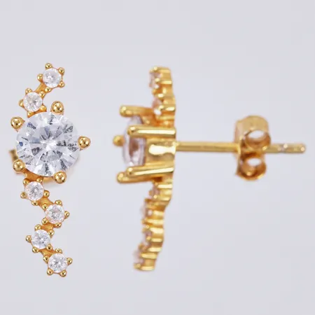 Ett par örhängen med vita stenar, längd: ca 1,5cm, bredd: ca 1-6mm, 925/1000, förgyllt silver Vikt: 1,9 g