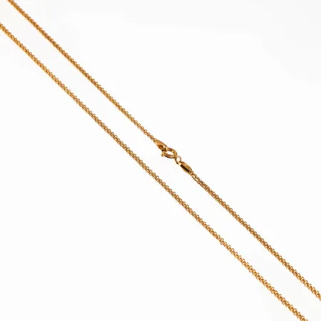 Kedja i 21K guld. Den är 41 cm lång, 1,7 mm bred och väger 3,9g. Springring.