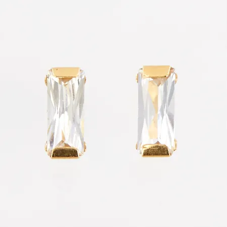 Ett par örhängen, vita stenar, 7x3mm, 18K Vikt: 0,7 g