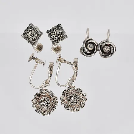 3 Par örhängen, skruvmodeller, markasiter, silver Vikt: 12 g
