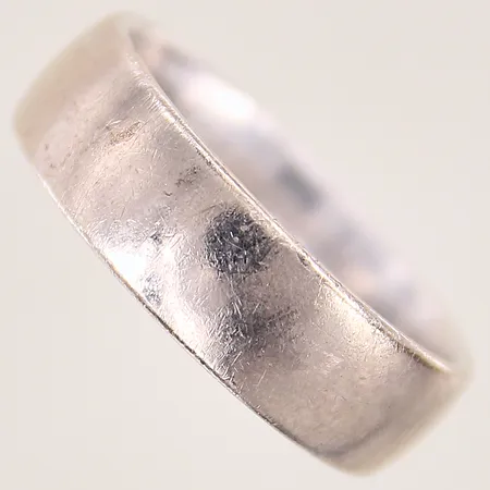 Ring, stl 20¼, bredd 7mm, gravyr, 18K Vikt: 12,2 g