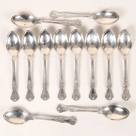 12 Teskedar, modell Engelsk Snäck (Kings Pattern), William Yates, Sheffield, England, längd: 133 mm, 830/1000 silver. Vikt: 247,3 g