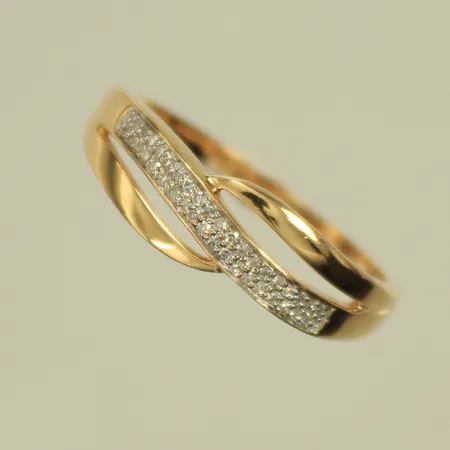 Ring med vita stenar, stl 19¾, bredd 2-7mm, 18K, 4,2g Vikt: 4,2 g