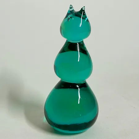 Figurin, grön katt, Bergdala glasbruk, höjd 10,5cm