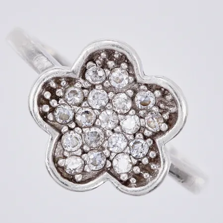 Ring med vita stenar, 15½, bredd ca 1-10mm, aningen skev skena, 925/1000 silver Vikt: 2,2 g