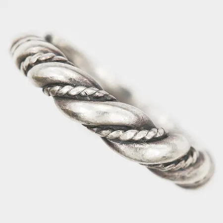 Ring med tvinnad dekor, Kalevala Koru, justerbar storlek, bredd: 1 - 4 mm, 925/1000 silver. Vikt: 4,2 g