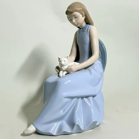 Figurin, sittande flicka med katt, höjd 27cm, Zaphin, hand made in Spain Skickas med postpaket.