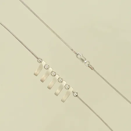 Halsband med integrerade hängen, längd 44cm, bredd 1-12mm, Silver 925/1000, 8,5g Vikt: 8,5 g