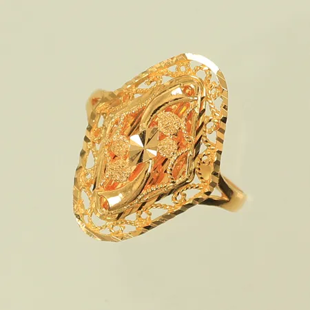 Ring med genombruten dekor, stl 21, bredd 3,5-25mm, 21K, 4,9g Vikt: 4,9 g