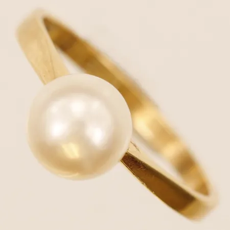 Ring med odlad saltvattenpärla Ø 7,5 mm, Owen & Larsson Co, Djursholm år 1976, stl: 17½, 18K guld. Vikt: 2,7 g