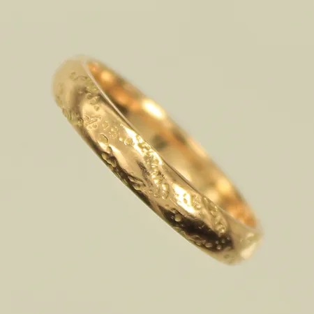 Ring med mönster, stl 16¾, bredd 3mm,  gravyr, repig, 18K, 3,2g Vikt: 3,2 g