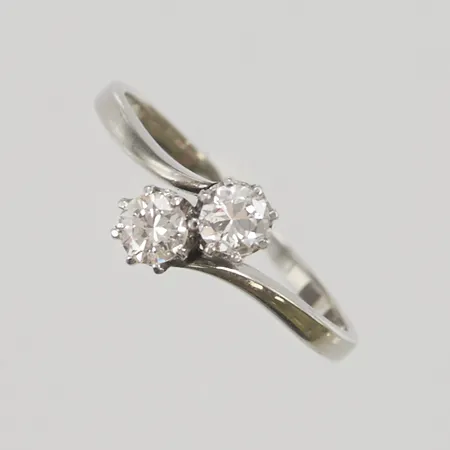 Ring, diamanter 2x ca 0,15ct, Ø15¾, bredd:7mm, vitguld 18K 1,6g.