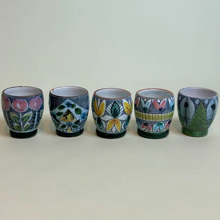 5 Äggkoppar, Tilgman keramik, höjd 50mm, en utan signering & två små nagg