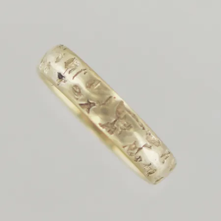 Ring, Ø 17½ mm, bredd 4 mm, graverad, 18K Vikt: 3,5 g