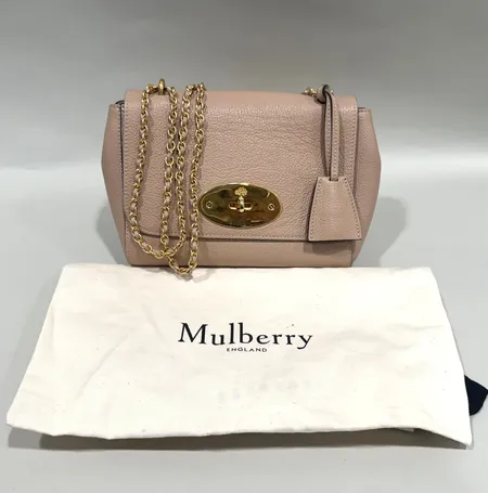 Väska Mulberry Lily Small Classic Grain, Beige, numrerad: 2390001, mått ca 20x15x7,5cm, läder, guldfärgade metallbeslag med repor, lätt bruksslitage, dustbag, inga övriga tillbehör