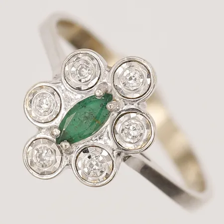 Ring med grön sten och diamanter 6x ca 0,01ct 8/8-slipade, stl 17, bredd 2-12mm, vitguld, 18K Vikt: 3,1 g