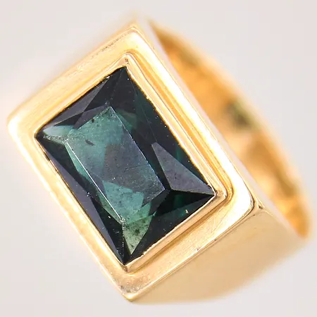 Klackring med grön sten, stl 16¾, bredd 5,3-10,6mm, repig, nagg, ostämplad, 18K Vikt: 5,7 g