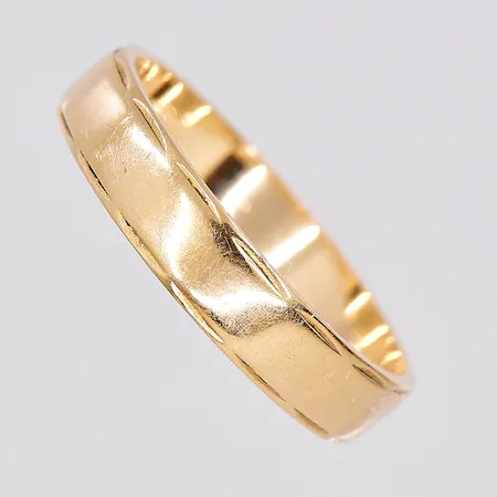 Ring, stl 18, bredd 4mm, personlig gravyr, 18K Vikt: 3,4 g