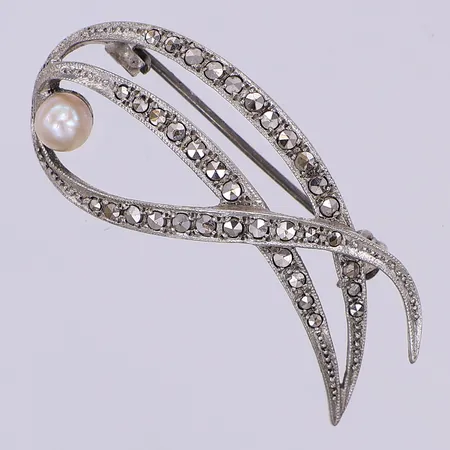 Brosch, plastpärla & markasiter, 40mm, 835/1000 silver Vikt: 4,9 g