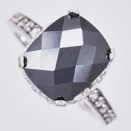 Ring med svart/vita stenar, stl: 17¼, bredd: ca 2-12mm, en sten saknas, 925/1000, silver Vikt: 5,6 g