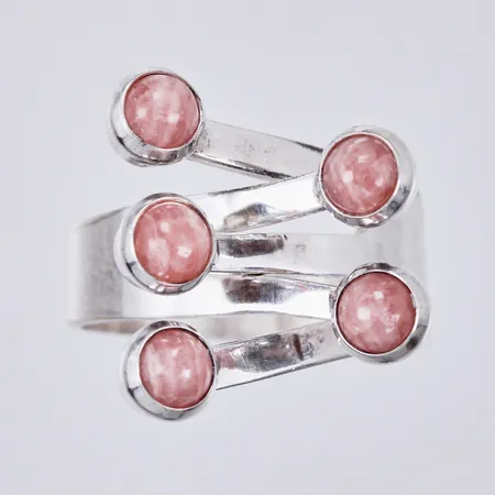 Ring med rosa stenar, stl ca 18, bredd ca 4-29mm, justerbar, 830/1000 silver Vikt: 5,2 g