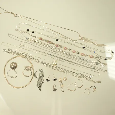 Diversesilver, en armring, två ringar, ett hänge armband med lila stenar, två halskedjor med hänge, udda örhängen, halscollier med vit och svarta stenar, en halskedja, fyra armband, samtliga saker defekta/buckliga, Silver 830-925/1000, 79,9g Vikt: 79,9 g