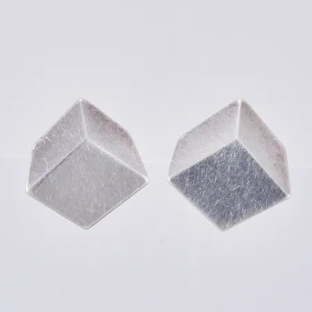 Ett par örhängen, längd ca 1cm, bredd ca 10mm, Hubert Hydman Metall Konst Hantv 1992, 925/1000 silver  Vikt: 1,2 g