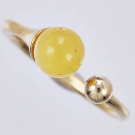 Ring med gul sten, stl ca 17, bredd ca 1-6mm, justerbar, förgylld 925/1000 silver  Vikt: 2,1 g