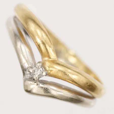 Ring med diamant 1 x ca 0,005ct, tvåfärgad, stl: 16, bredd: 3 - 8,5 mm, 18K guld. Vikt: 2,9 g