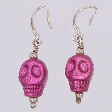 Ett par örhängen, cerise döskalle, öglorna 925/1000 silver Vikt: 2,5 g