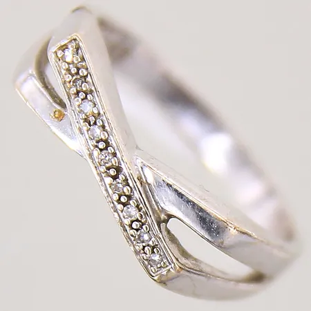 Ring med 8/8-slipade diamanter 9 x ca 0,005ct, stl 17, bredd 2,3-5,5mm, repig, vitguld, 18K Vikt: 3,8 g