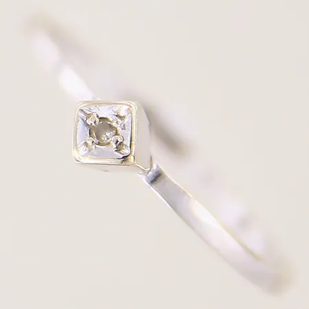 Ring med diamant ca 0,005ct, stl 15¼, bredd 0,7-4mm, vitguld, 18K Vikt: 1,1 g
