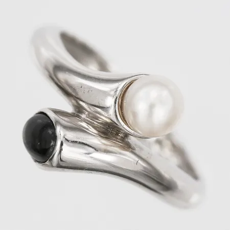 Ring med imitationspärla och svart sten, stl 17¼, silver, etui, silver. Vikt: 2,7 g
