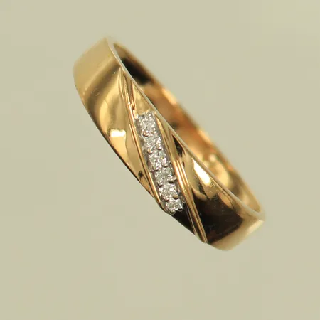 Ring med diamanter, 6 st x ca 0,01ct, stl 19¾, bredd 2,5-5mm, 18K, 3,4g Vikt: 3,4 g