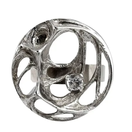 Ring FINLAND, silver 925/1000, "Spiderweb", KARL LAINE - FINLAND 1995, Ø18,0 mm, (justerbar skena), skena bredd 4,5 mm, Bergkristall, stor dekor (Ø21 mm), sten utan anmärkning, fint skick Vikt: 5,1 g