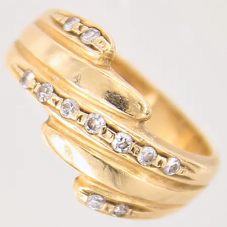 Ring med diamanter 11 x ca 0,015-0,02ct, stl 17, bredd 4,4-9,5mm, 18K Vikt: 6,7 g