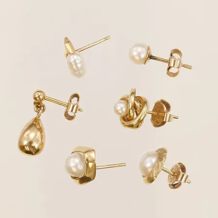 Sex örhängen varav fem med odlade pärlor, två stoppers saknas, 18K guld. Bruttovikt: 4,0g Vikt: 0 g