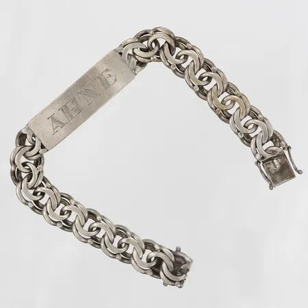 Armband Bismarck med bricka, längd 21,5cm, bredd 13mm, gravyr, 830/1000 silver Vikt: 55,9 g