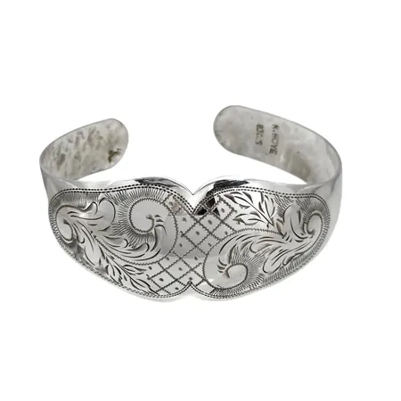 Armring Danmark - Knud Boye (verksam 1955-1974), silver 830/1000, mönstrad dekor, inre mått 17,5 cm (justerbar), bredd 11,5-26 mm, fint skick  Vikt: 14,3 g