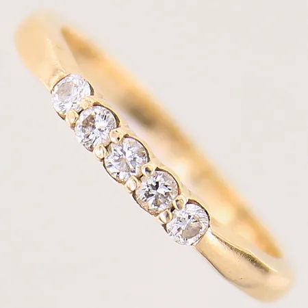 Ring med diamanter 5 x ca 0,05ct, stl 18¼, bredd 2-2,6mm, 14K Vikt: 2,8 g