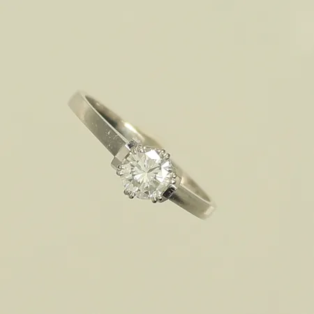 Ring, vitguld med diamant, 0,50ct enligt gravyr, TCr/Si, stl 17¼, repig skena, 18K 3,2g 