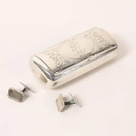 Snusdosa och manschettknappar, gravyr, längd 9cm respektive 17mm, slitage, silver. Vikt: 91,6 g