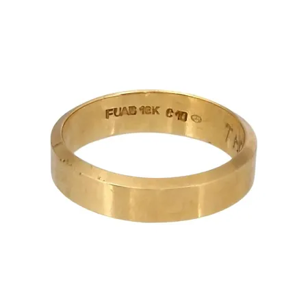 Ring, 18K guld, slät modell, FUAB, svensk kontrollstämpel, Ø17¼ mm, bredd 5 mm, gravyr Vikt: 4,8 g
