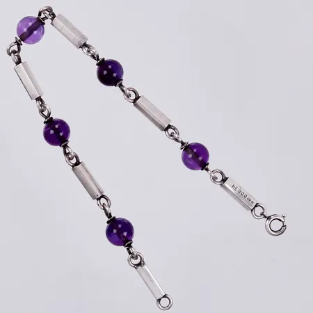 Armband med lila stenar, längd: ca 19cm, bredd: ca 3mm, stämplad HE, 900/1000, silver Vikt: 12,2 g
