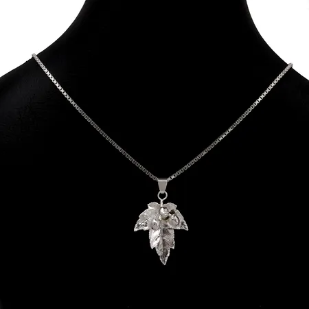 Hänge, FLORA DANICA DENMARK med Halskedja Venezia, båda i silver 925/1000, hänge längd inkl. ögla 37 mm, bredd 23 mm, kedja längd 51 cm, bredd 1,5 mm Vikt: 8,7 g