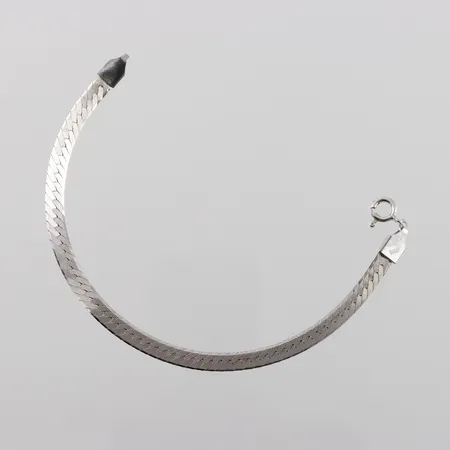 Armband platt, längd 18,5cm, bredd 5mm, Guldfynd, silver  Vikt: 7,5 g