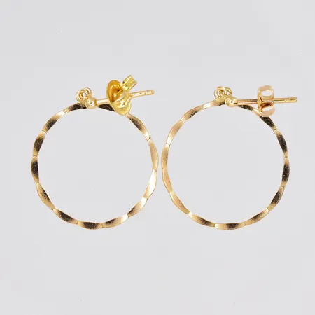 Ett par örhängen, Ø 21mm, en stopp ej guld, 18K Vikt: 1,6 g