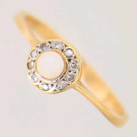 Ring med pärla samt 8/8-slipade diamanter 10 x ca 0,005ct, stl 17, bredd 2-6,6mm, skadad pärla, slitna klor, 18K Vikt: 2 g